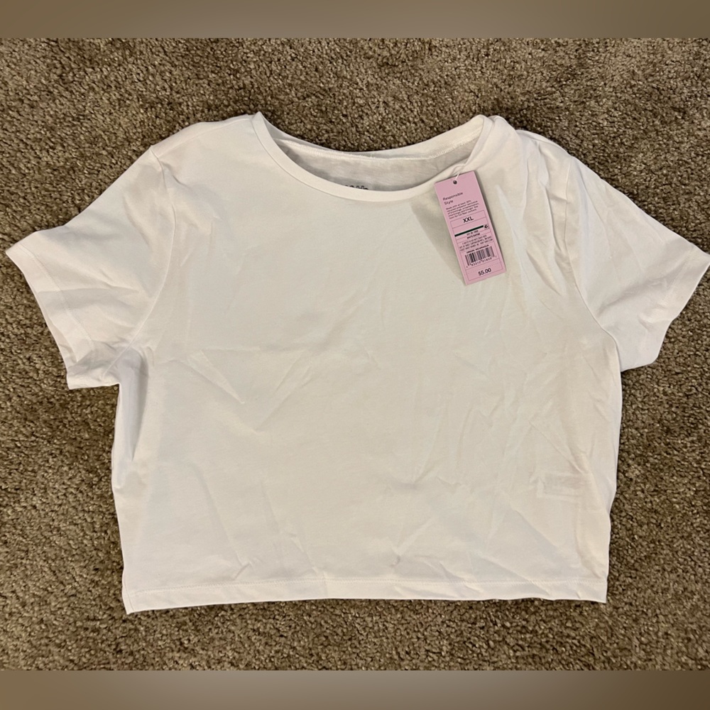 *NEW* White cropped short sleeve tee